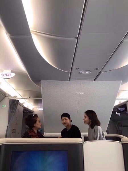 双宋婚讯后首同框！幸福全写在了脸上